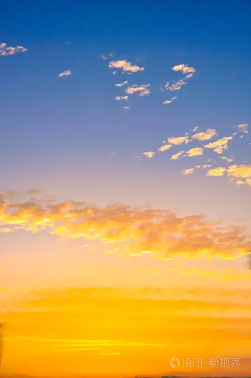 阴暗的天空与暴风云在日落的黄昏