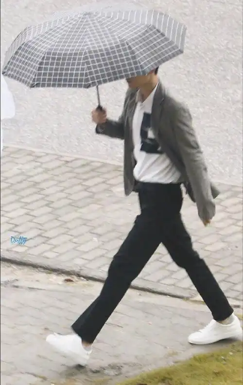 肖战#来看肖战劈叉式走路,要晕腿了