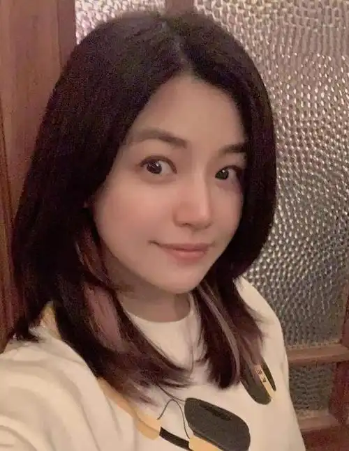 38岁陈妍希晒怼脸拍素颜超耐打瞪眼卖萌用力过猛被吐槽认不出