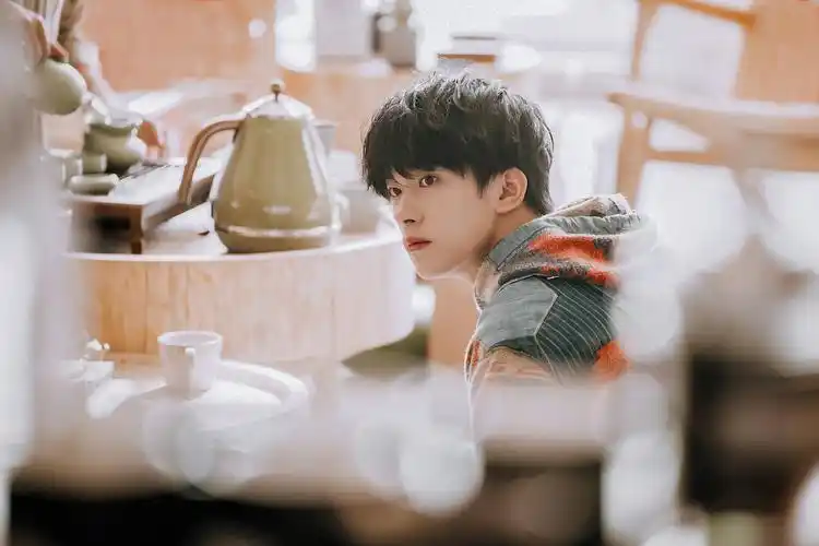 易烊千玺背景图|剪辑向好像捏捏这个小傻子… - 堆糖,美图壁纸兴趣