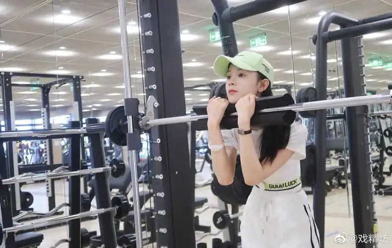 被陈瑶的健身视频可爱到了没想到瑶妹的手臂肌肉线条这么明显