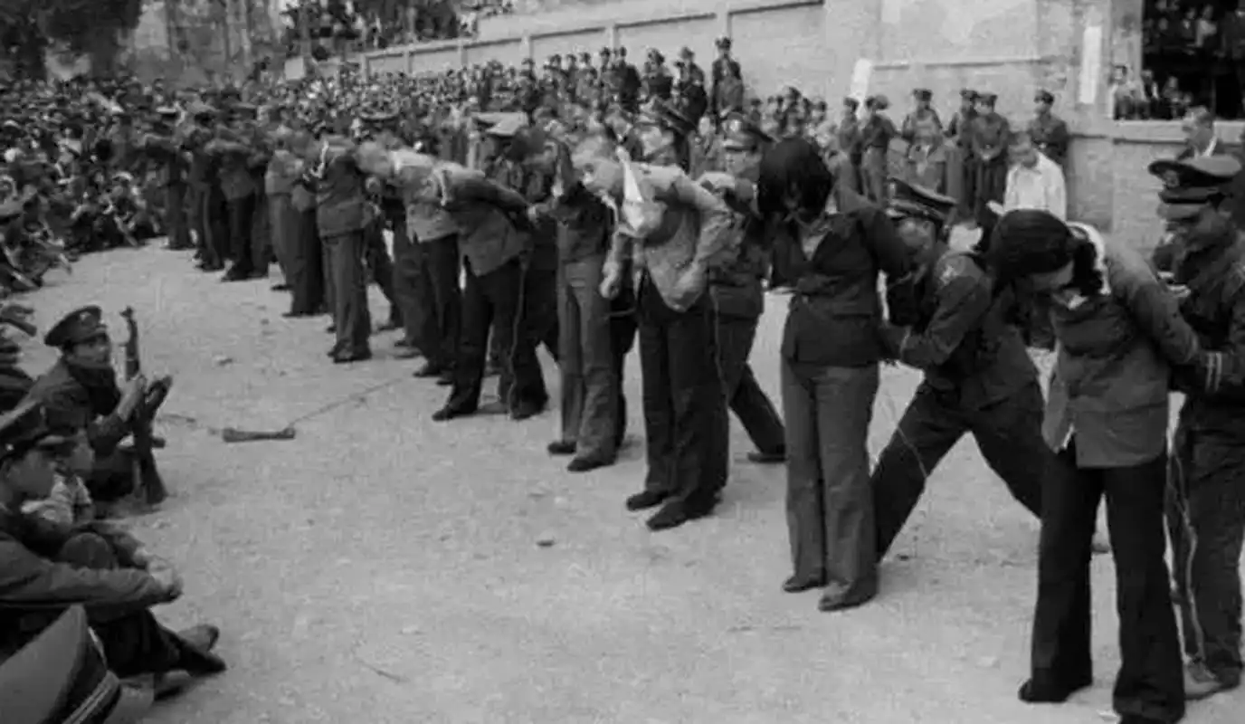 历史老照片:1983年严打时枪毙死刑犯现场罕见照片