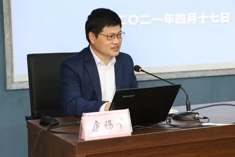 4月17日上午,宜兴市教育系统相关领导一行62人在马敏局长带领下,到