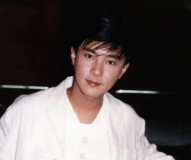 年轻时候的张卫健真的是浓眉大眼初恋男神的样子,放在现在妥妥的当红