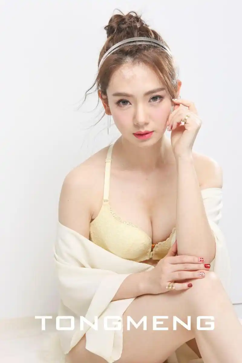 属于耐看型的.这是戚薇的内衣广告还是写真.