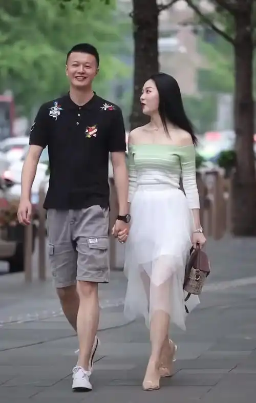 裙子在腰部位置有松紧带的装饰,也就会更加显腰细,要是一条常见的仙女