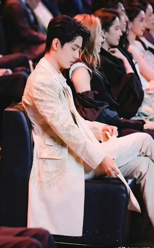 上海这一夜,把娱乐圈的人情冷暖,权势地位体现得淋漓尽致