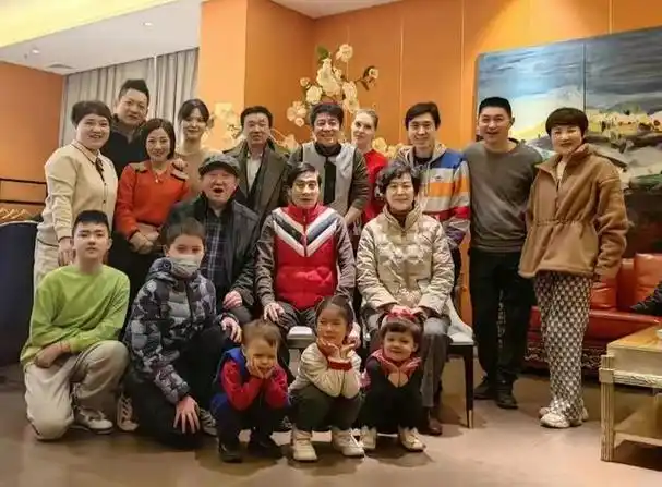 近日,有网友目击到撒贝宁一家四口悠然自得地攀爬山峰,如此令人瞩目的