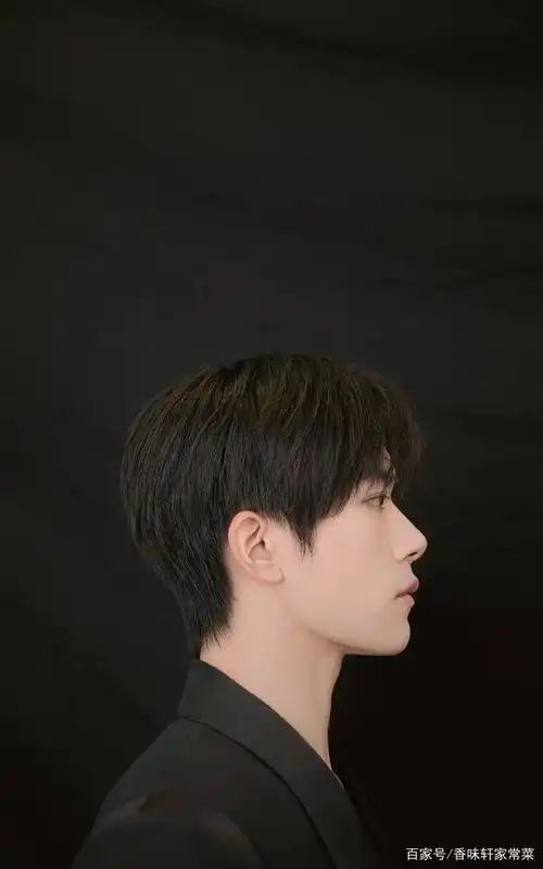 易烊千玺的侧脸