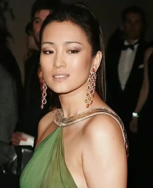 "黑,胖,糙"却无人超越,巩俐的地位无人撼动,穿绿裙霸气逼人_造型_身材