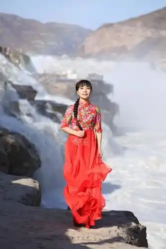 陕西歌手王二妮,国家一级演员,成名后不忘农民本色