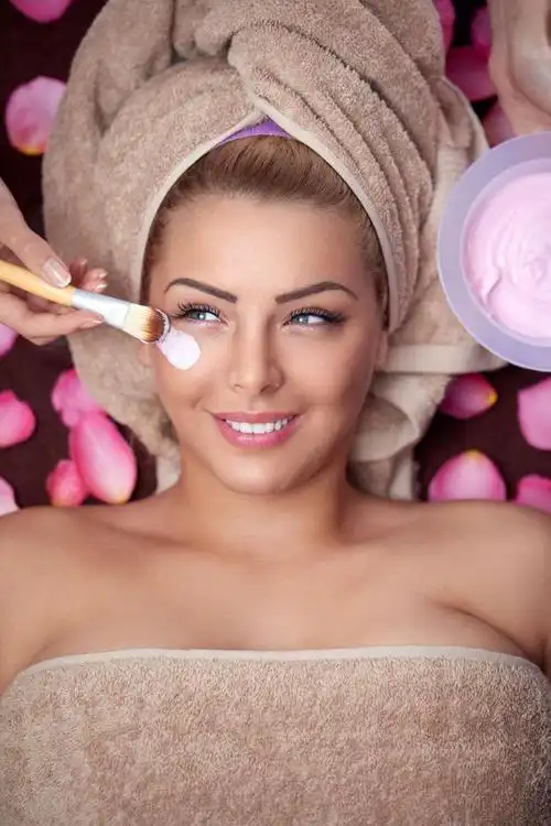 spa美容院接受保湿面膜的年轻美女