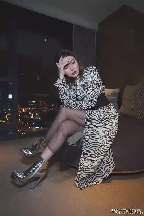 歌红人不红的庄心妍穿上丝袜,也可以这么好看,你喜欢听她的歌吗_音乐