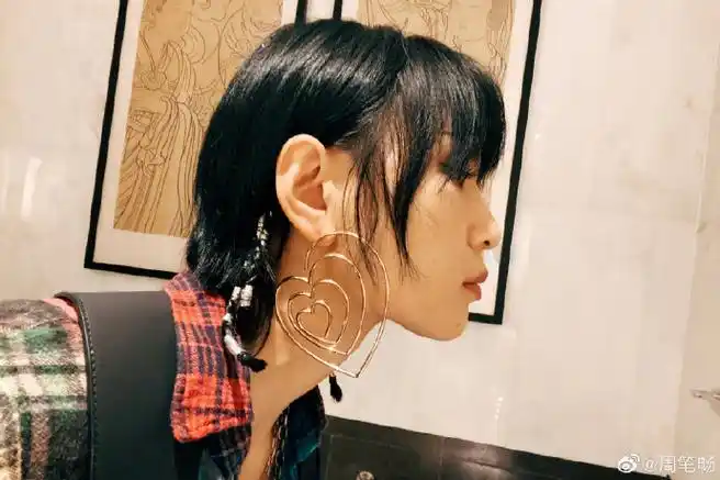 周笔畅素颜自拍