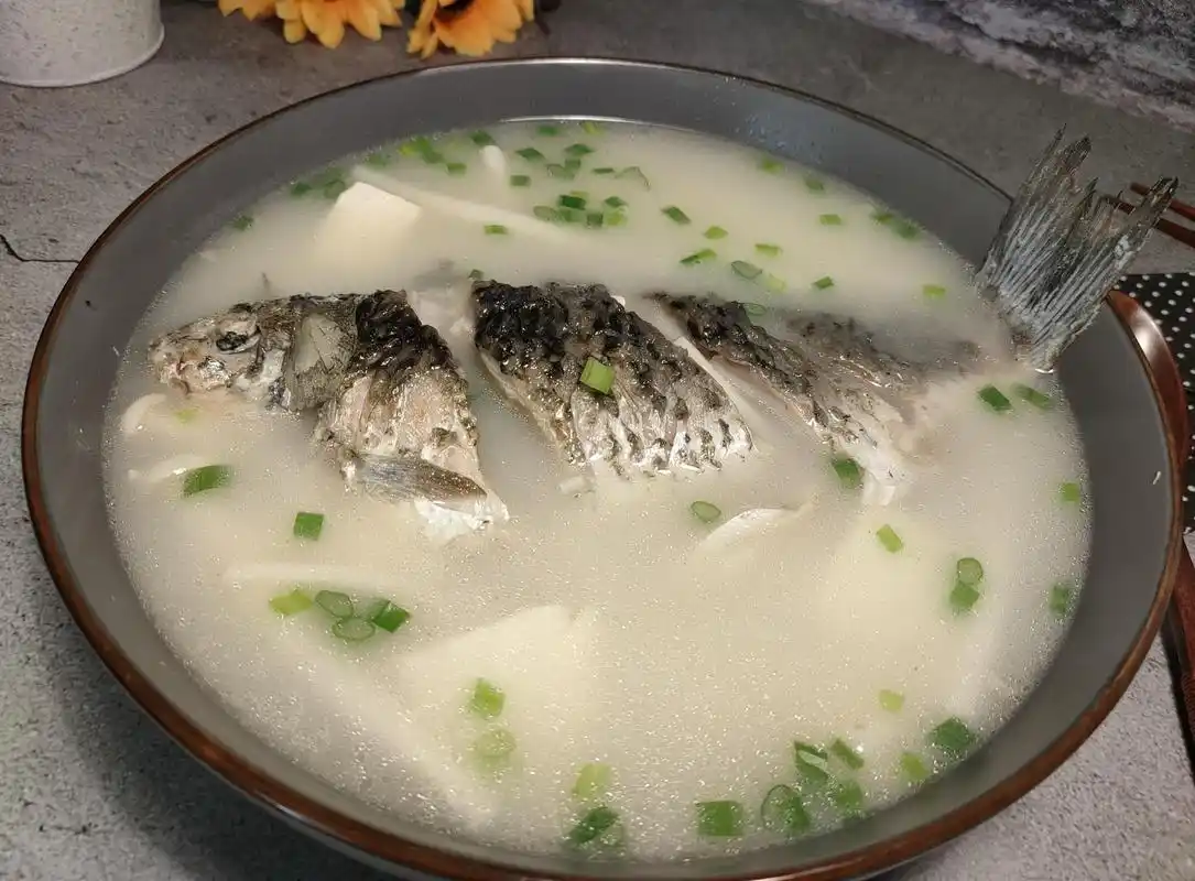 2,鲫鱼炖汤之前,一定要煎一下鱼身,把表面煎至金黄色,炖出来的鱼汤更