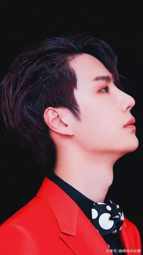 王一博的下颚线也太绝美了吧,高挺的鼻梁,真想在上面滑滑梯