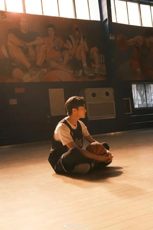 也太有诱惑力了呢,不得不说他真的好像乖乖的小奶狗#许凯侧颜好乖