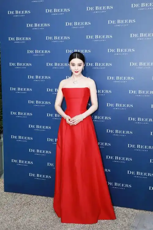 范冰冰红色长裙秀香肩 烈焰红唇美艳动人范冰冰亮相巴黎范冰冰亮相