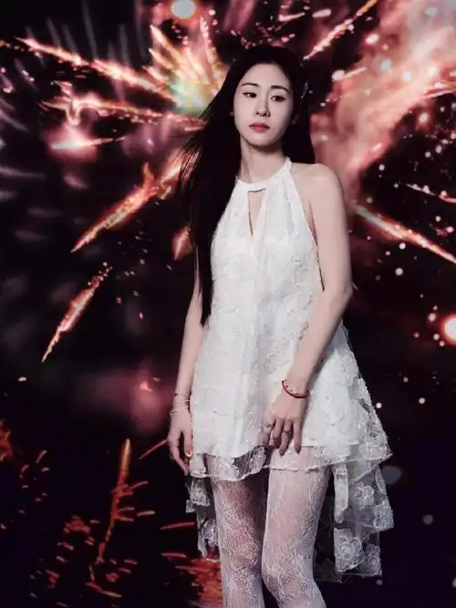 张碧晨在我眼前路演了#心很贵,要装最美的东西, 情绪很贵,要接触饶沣