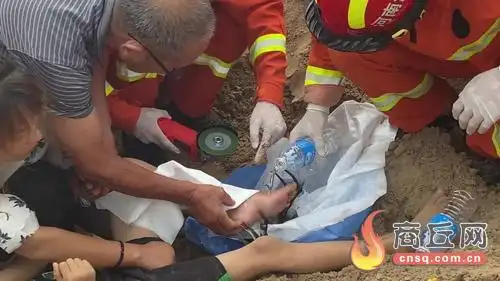 惊险!铁耙扎入男童脚掌