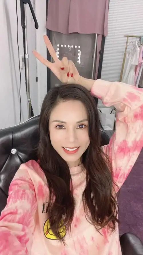 55岁李若彤罕见公开真实素颜满脸胶原蛋白无皱纹被赞少女肌