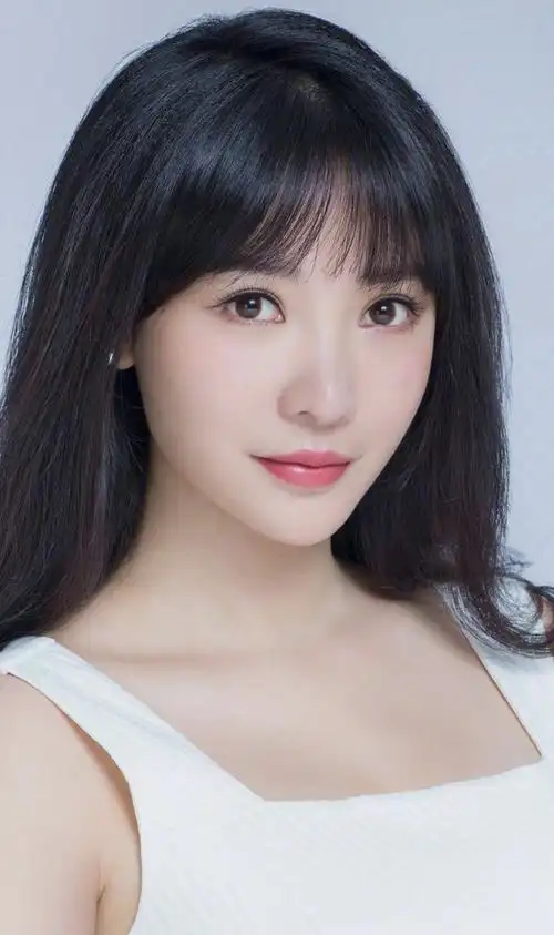 42岁柳岩新恋情疑曝光!多次携男友回家,男方肤色黝黑烟不离手?