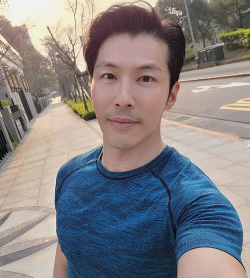 49岁黄少祺近照身材健硕似小伙,俩儿子罕露面,遗传爸爸高颜值