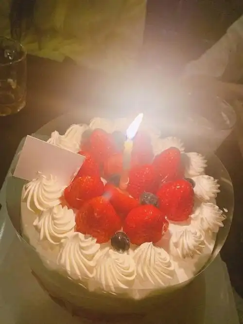 组图:程潇晒22岁庆生照 双手合十对蛋糕许愿派对现场很华丽