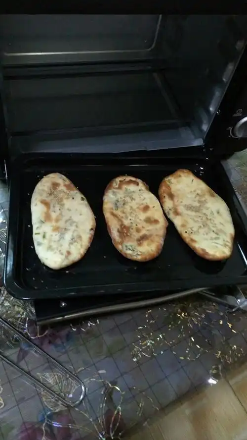 第一次用烤箱做烧饼,哈哈,第一盘有点糊,第二盘还可以吧,哈哈