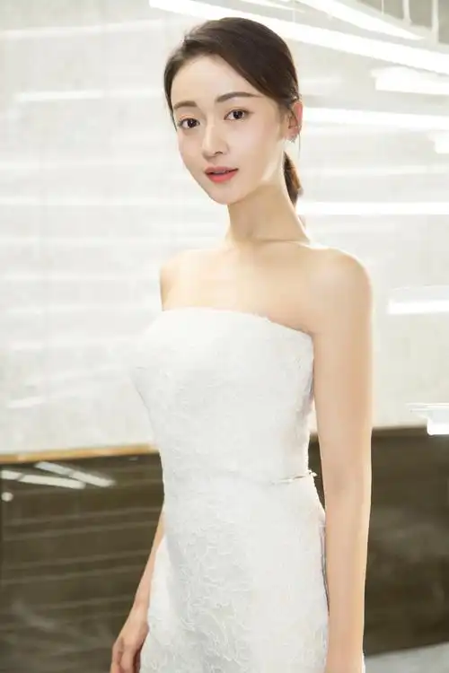 吴谨言出席珠宝夜宴 清雅窈窕气质尽显