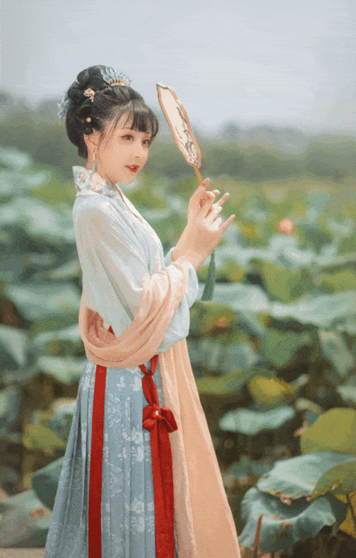 " 当青衣裙裾的华服,在时光千年的西湖边展开,是否更有仙气萦绕的诗意