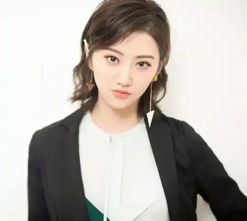 赵丽颖又剪短发啦前所未有的毛球同款卷发像洋娃娃