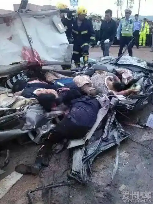 江西大货车压扁小轿车致6死(慎入组图)_4_四川论坛_爱卡汽车