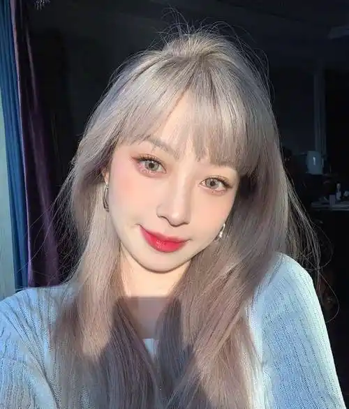 夏天就要折腾头发,换个潮发色很不错,最近漫画灰发色就很流行,喜欢