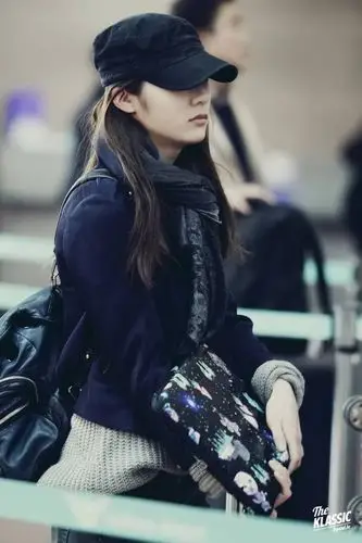 郑秀晶在机场的穿搭,在女明星中算什么水平?