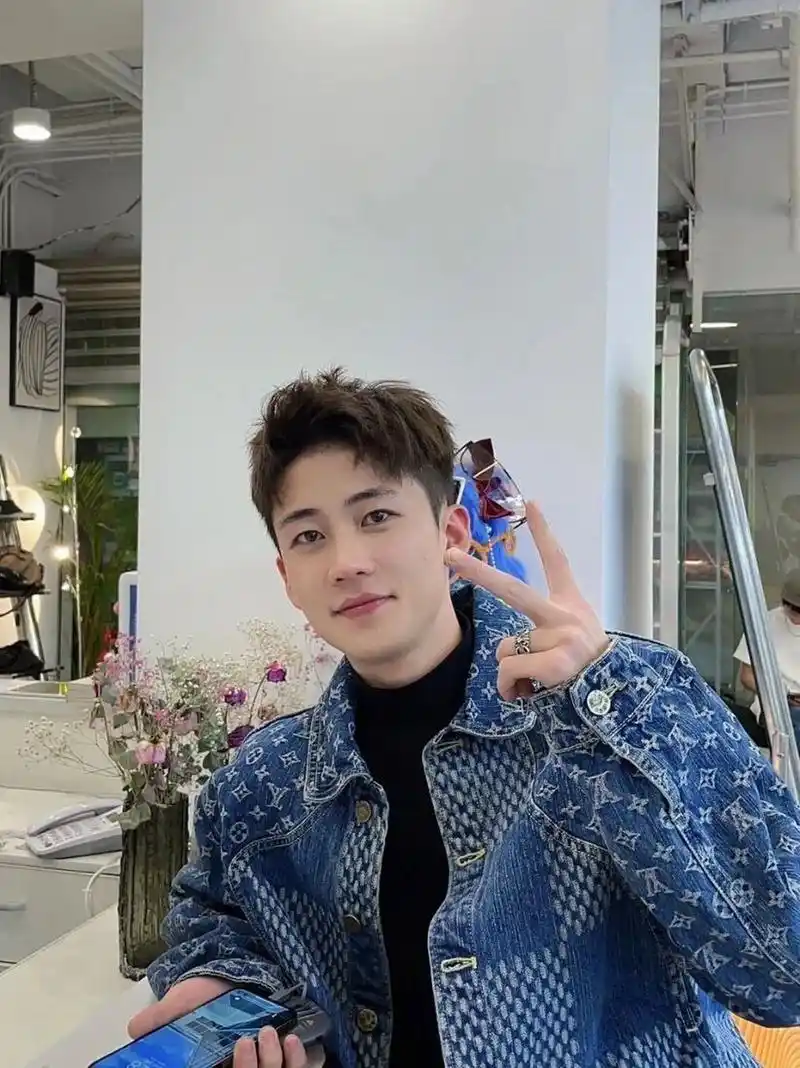 男生短发发型 适合秋冬季节  搭配暖棕色发色  阳光男孩撩妹发型