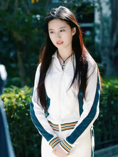 刘亦菲旧照曝光,青春灵动宛如仙女下凡,连头发丝都那么美_写真_美貌