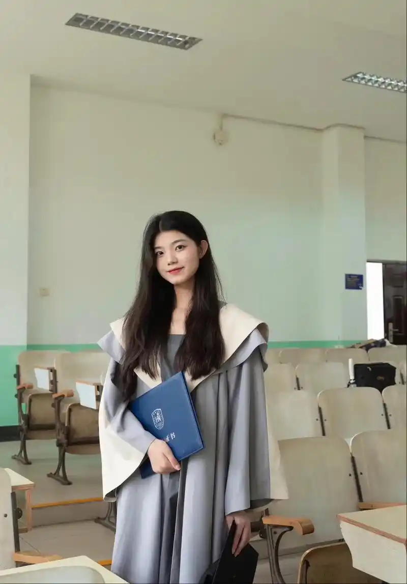 选一套你最喜欢的学士服吧!来自2018级服装与服饰设计专业的 - 抖音