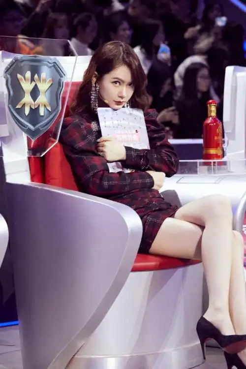 35岁戚薇又火了,只用大波浪卷发造型搭配格子连衣裙,时髦又减龄