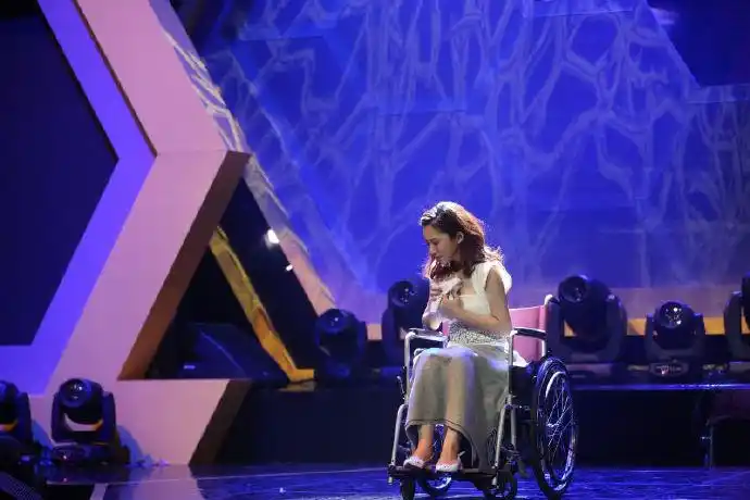 离开蜜蜂少女队后,赵婉婷据悉担当女一号的电影《异类》正在热拍!