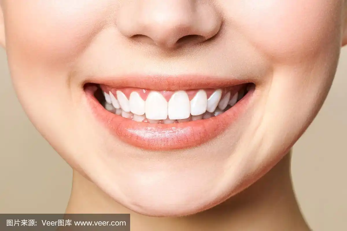 完美健康的牙齿年轻女人的微笑.牙齿美白.牙科诊所的病人.