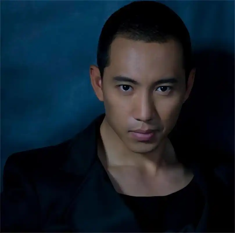 铁汉柔情:谷智鑫与阿斯茹的患难真情 谷智鑫,身高一米八三,肌肉健硕