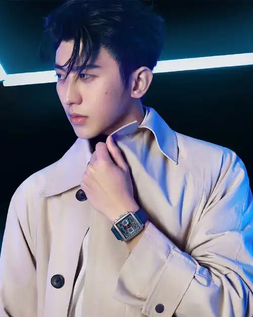 蔡徐坤白色风衣未来感大片##蔡徐坤风衣造型男友感