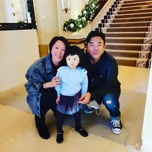 59岁吕方演出费高达20多万,老婆却被人在网上追债70万,网友直呼不可