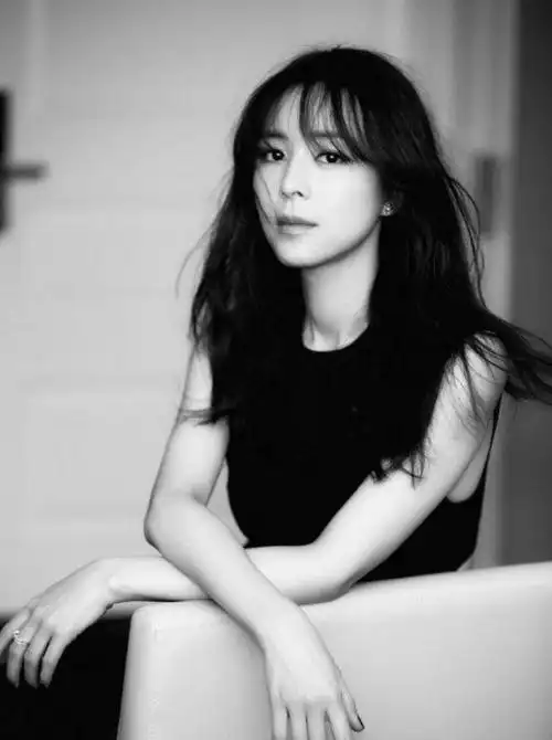 张静初是一位备受中国大陆观众喜爱和追捧的女演员.