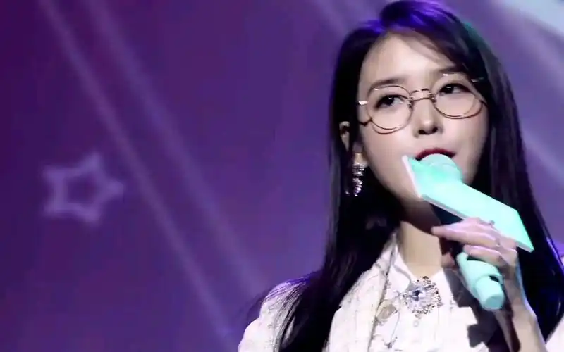 【iu】现场唱bbibbi戴眼镜的iu也太苏了吧这气场这颜值让人羡慕啊