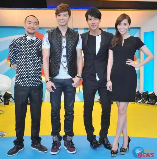 辰亦儒抖怪癖 吴尊出国带200抽面纸,挂勾与手电筒