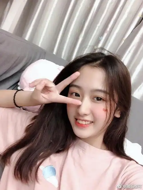 她叫严智超00年2019年表演艺考生身高165cm双子座