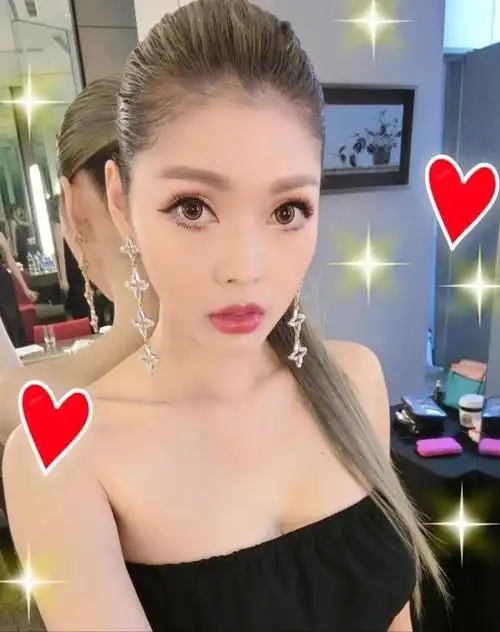 她是台湾电眼名模,傻人有傻福嫁大15岁富豪,1继女1子人生圆满