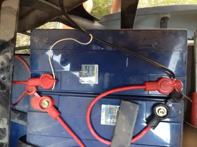 我想在车上连接音响 ,音响要12v的 应该怎么连接电瓶啊线好乱啊